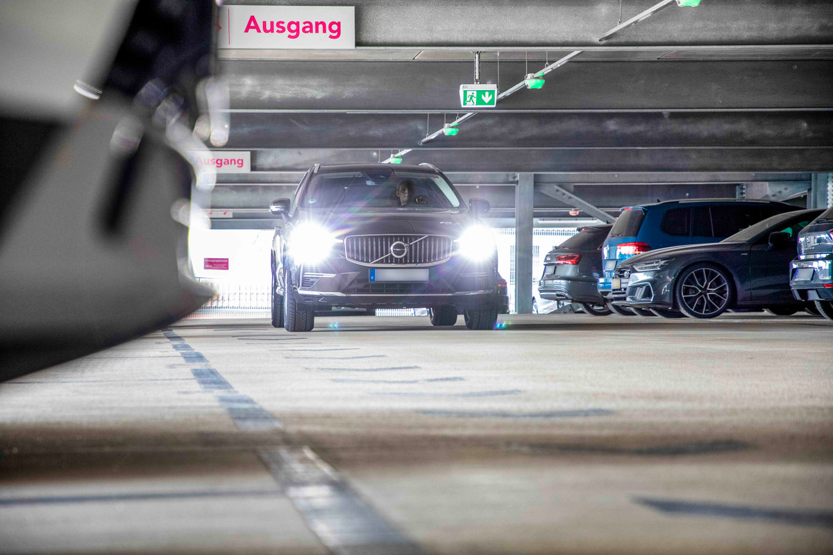 Bil ved gennemkørsel af Easy Airport Parkings parkeringshus ved Düsseldorf Lufthavn (DUS)