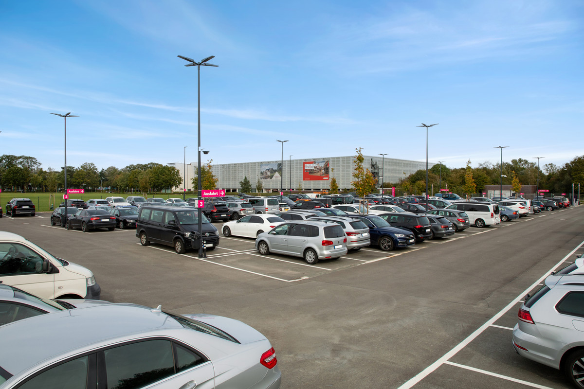 Overzicht van geparkeerde auto's op de Easy Airport Parking parkeerplaats bij luchthaven Münster/Osnabrück (FMO)