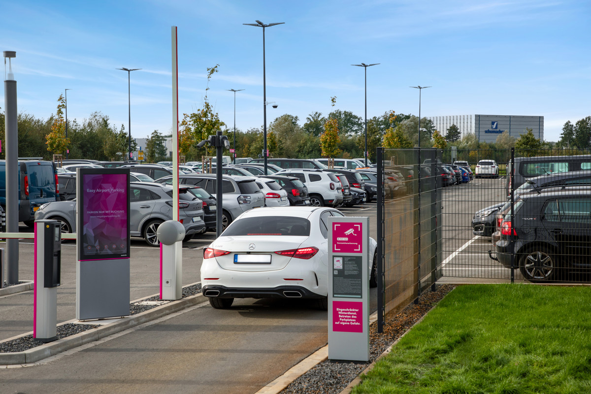 Gepflegter Einfahrtbereich am Easy Airport Parking Parkplatz am Flughafen Münster/Osnabrück (FMO)