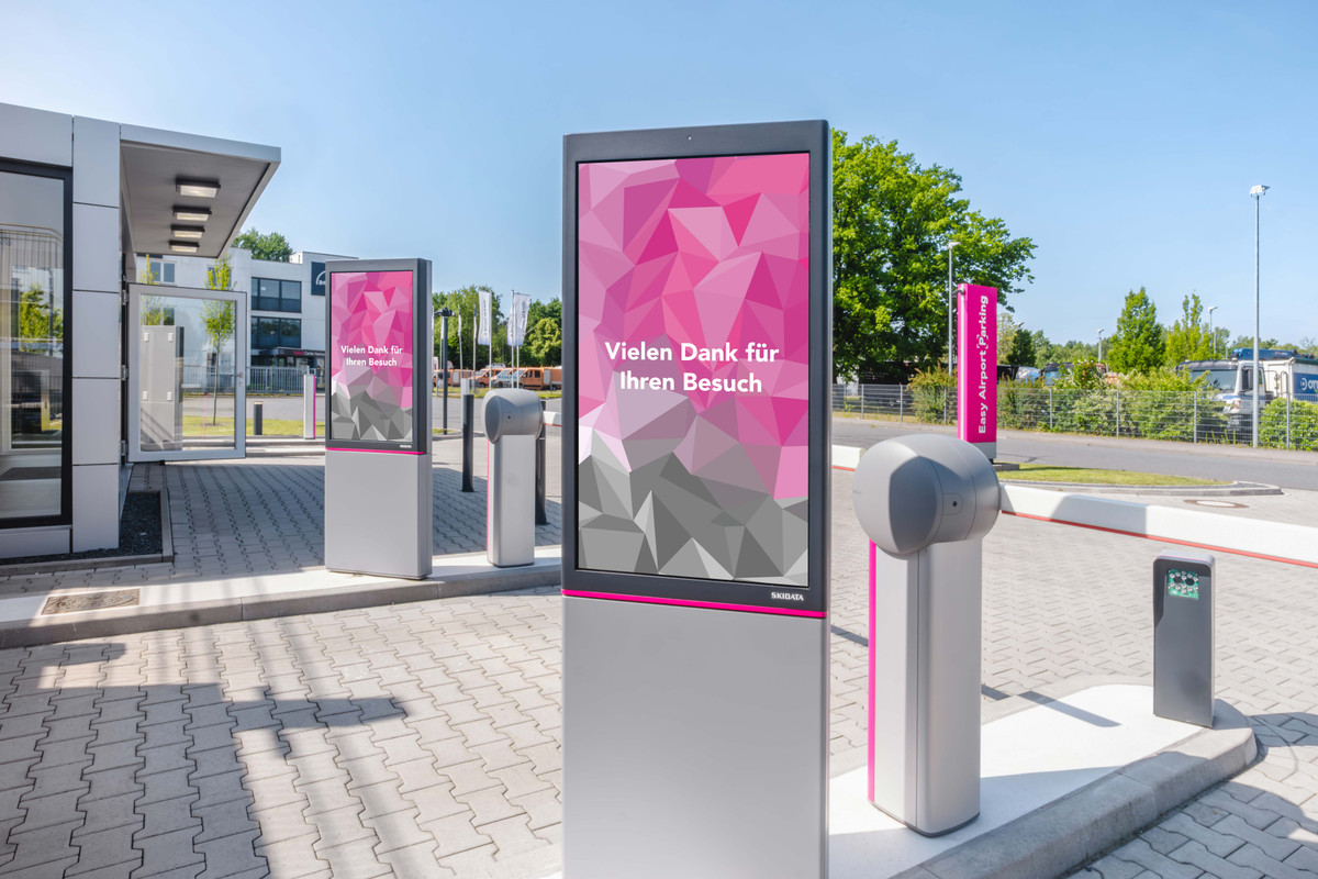 Digital tak-display ved udkørslen fra parkeringshuset fra Easy Airport Parking i Hannover Lufthavn (HAJ)