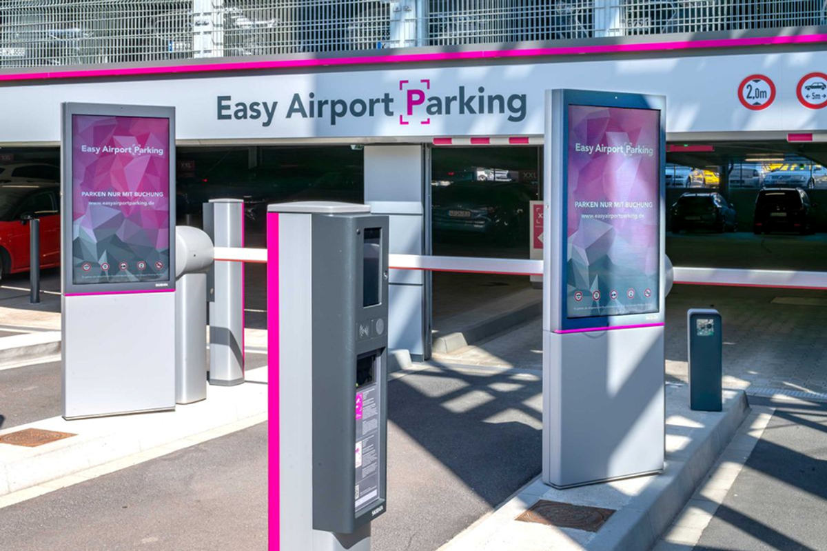Entrance area of the Easy Airport Parking parking garage at Düsseldorf Airport (DUS)