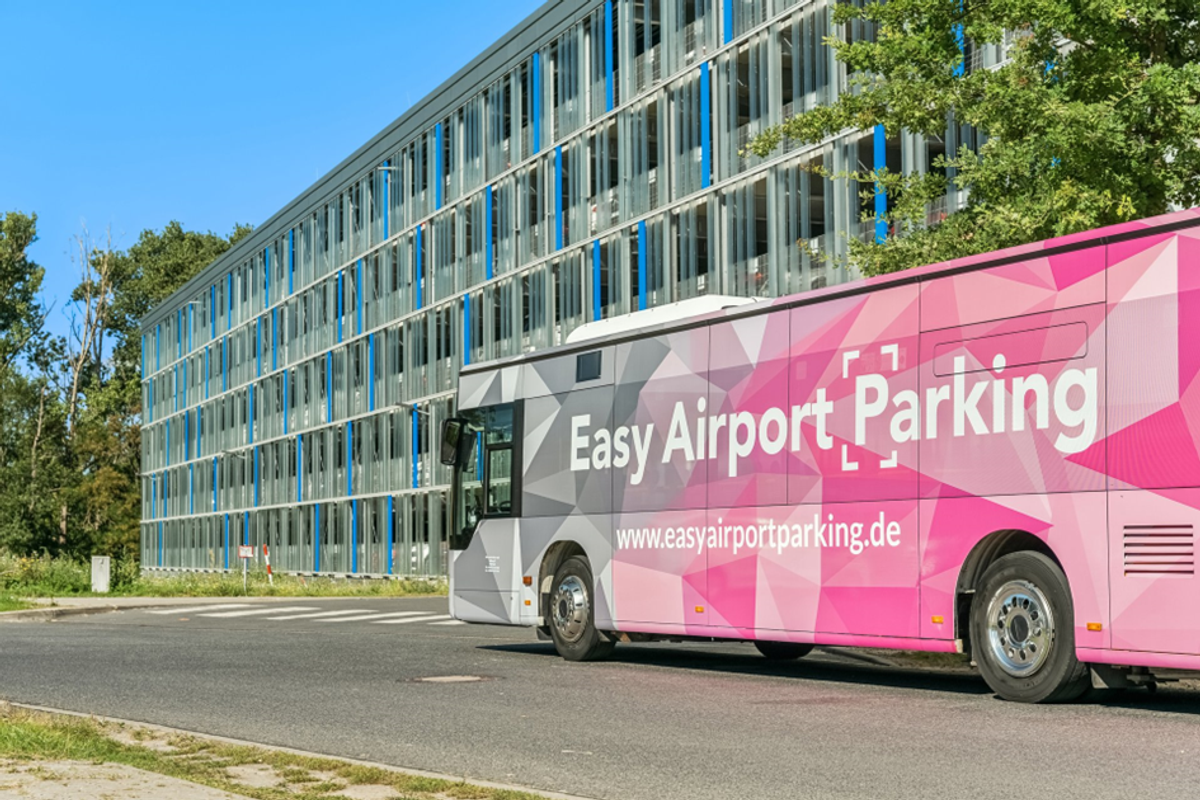  Shuttlebus foran Easy Airport Parking parkeringshuset i Berlin Brandenburg Lufthavn (BER)