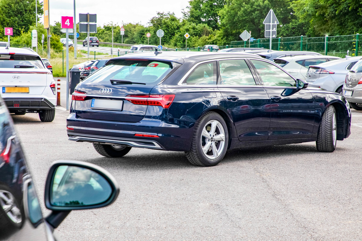Ein Audi bei der Fahrt über den Easy Airport Parking Parkplatz am Flughafen Weeze (NRN)