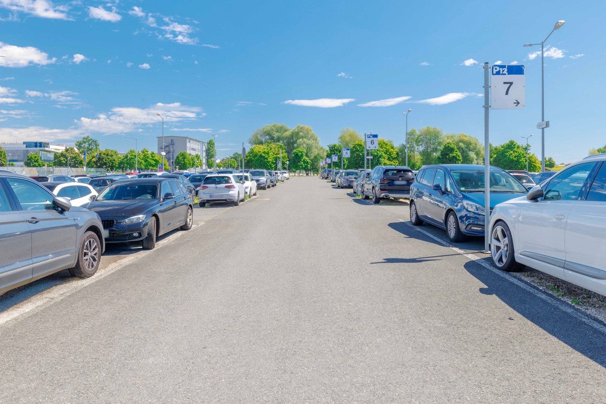 Central gennemkørsel på Easy Airport Parking-parkeringspladsen i Nürnberg Lufthavn (NUE)