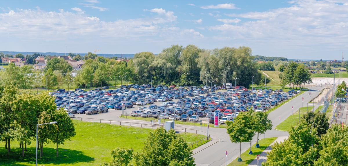 Overzicht van bovenaf van de Easy Airport Parking parkeerplaats op luchthaven Neurenberg (NUE)