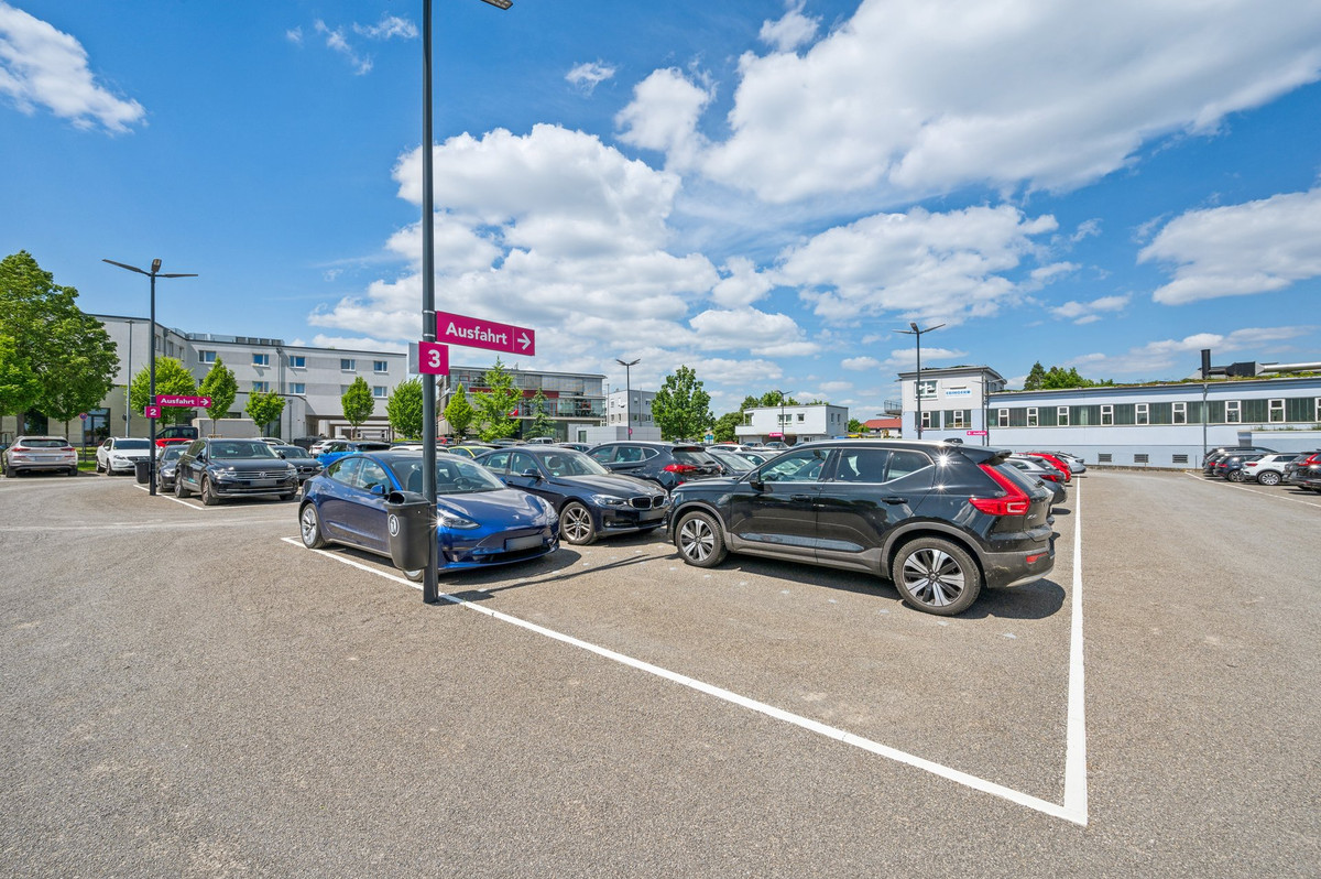Uitzicht op geordende parkeerplaatsen en toegangswegen van de parkeerplaats van Easy Airport Parking op luchthaven Stuttgart (STR)